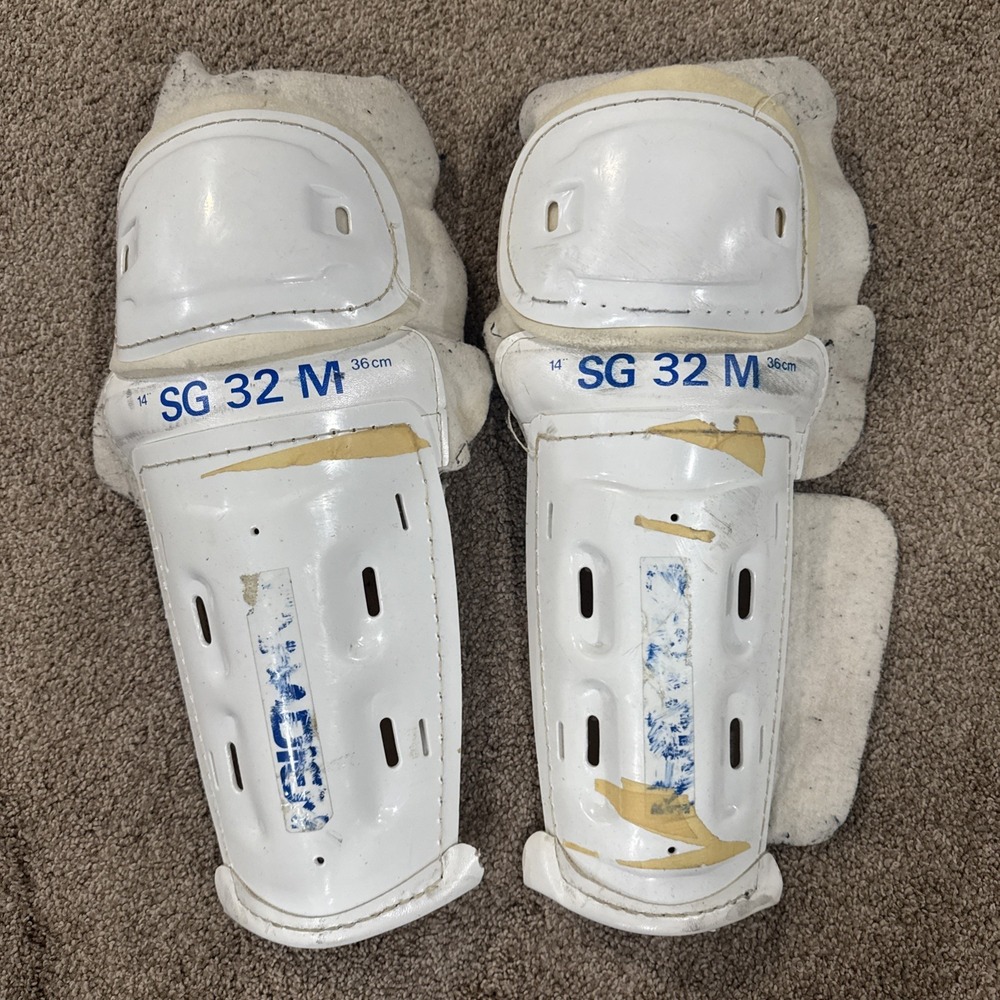 Vintage CANADIEN SG 32 M Hockey Shin Pads Guards 14 Inch White Hockey Equipment